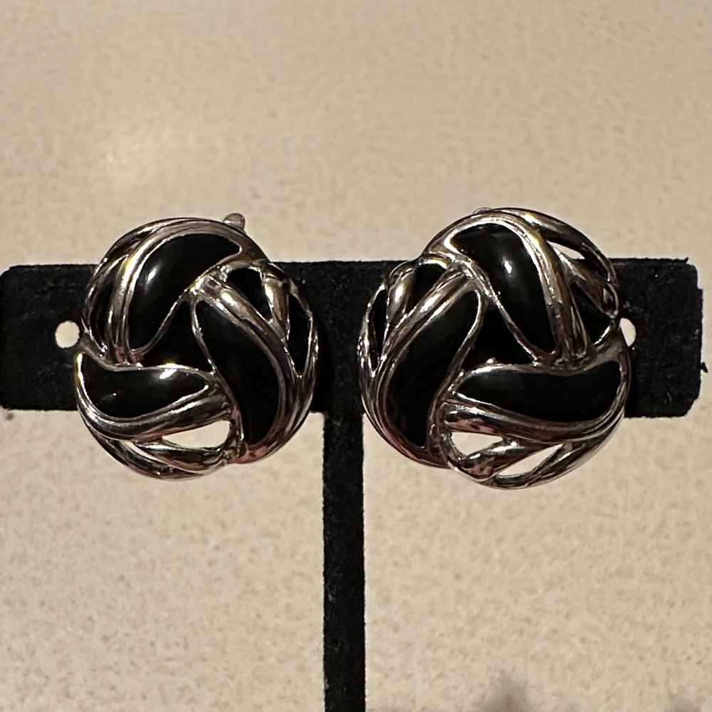 Vintage Trifari Black enamel silver tone clip on earrings (819)